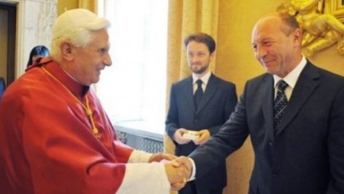 Traian Băsescu, primit de Papa Benedict al XVI-lea. Vezi ce cadou i-a dus Suveranului Pontif